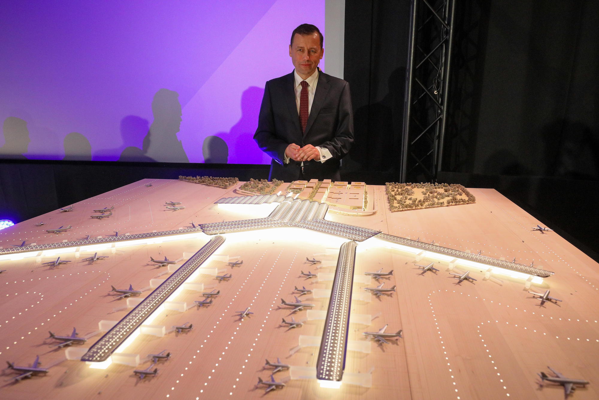 Mikołaj Wild durante la rueda de prensa del Puerto de Comunicaciones Centrales para la presentación del concepto arquitectónico de la terminal aeroportuaria y la estación de tren del CPK en julio de 2023. Foto: PAP/Paweł Supernak