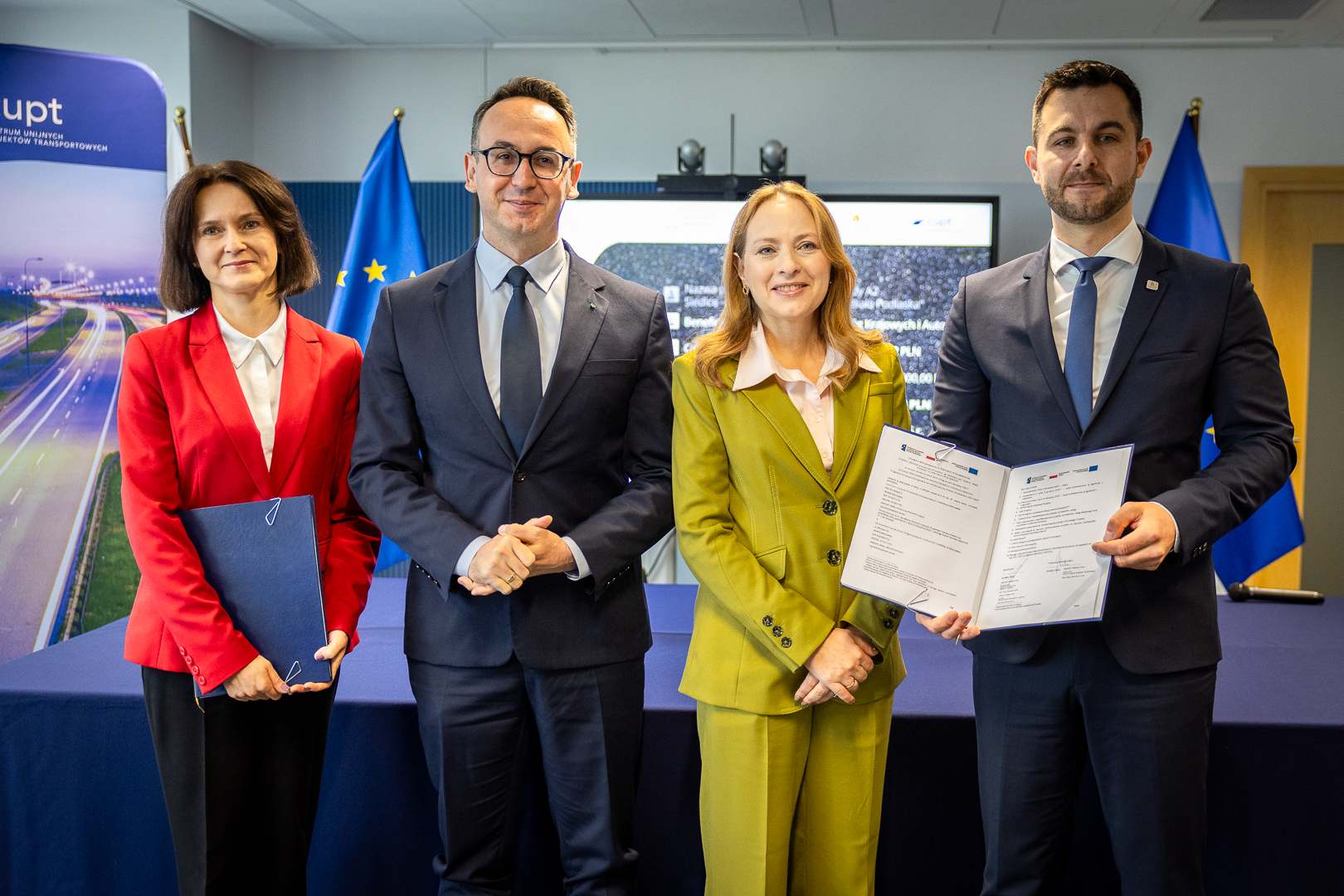 Siedlce – Biała Podlaska kesiminde A2 otoyolunun yapımının eş finansmanına ilişkin anlaşmanın imzalanmasına, Fonlar ve Bölgesel Politika Bakanı Katarzyna Pełczyńska ve Altyapı Bakanı Dariusz Klimczak gibi isimler katıldı.