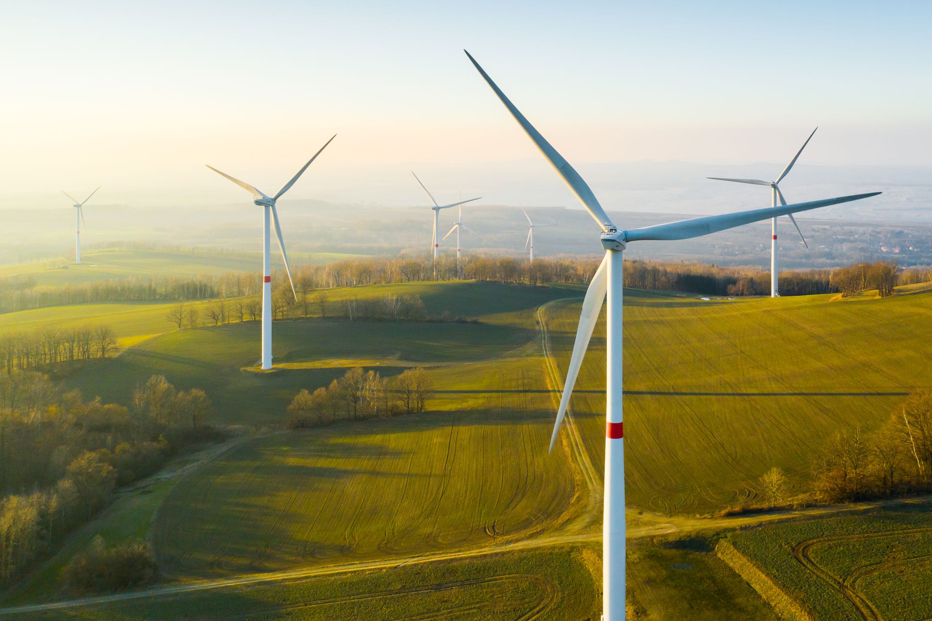 In Polonia, alla fine di aprile 2025, la capacità installata dei parchi eolici era di circa 10,2 GW, secondo i dati ARE, con un aumento del 67% su base annua. (Foto: Vladimka production Shutterstock)