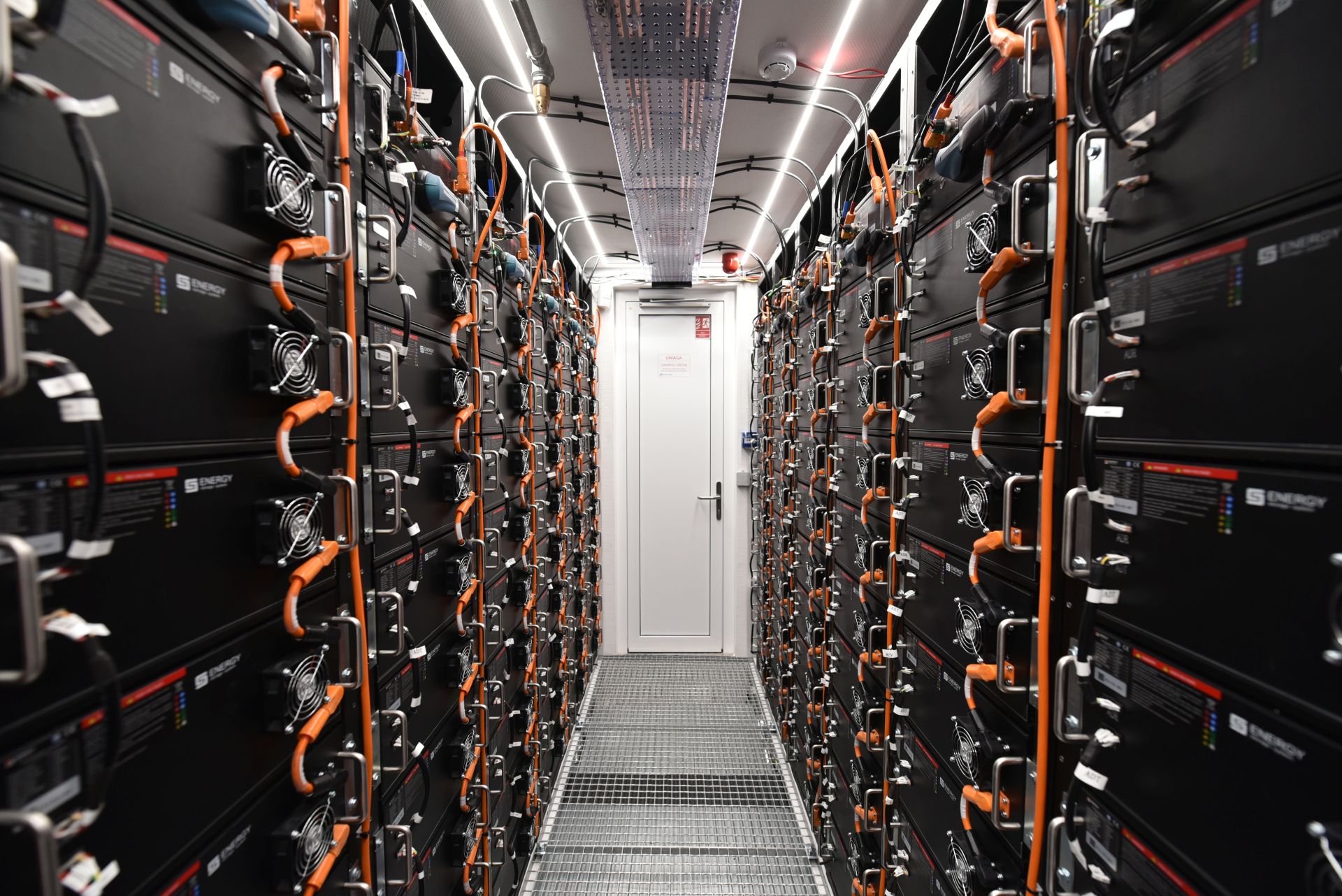 Attualmente, un investitore che desidera collegare un impianto di accumulo di energia utilizzando la formula del cable pooling deve seguire lo stesso percorso come se stesse progettando una fonte di energia completamente nuova e cercando di ottenere condizioni di commutazione completamente nuove - commenta Remigiusz Nowakowski (Foto: Energa / foto illustrativa)