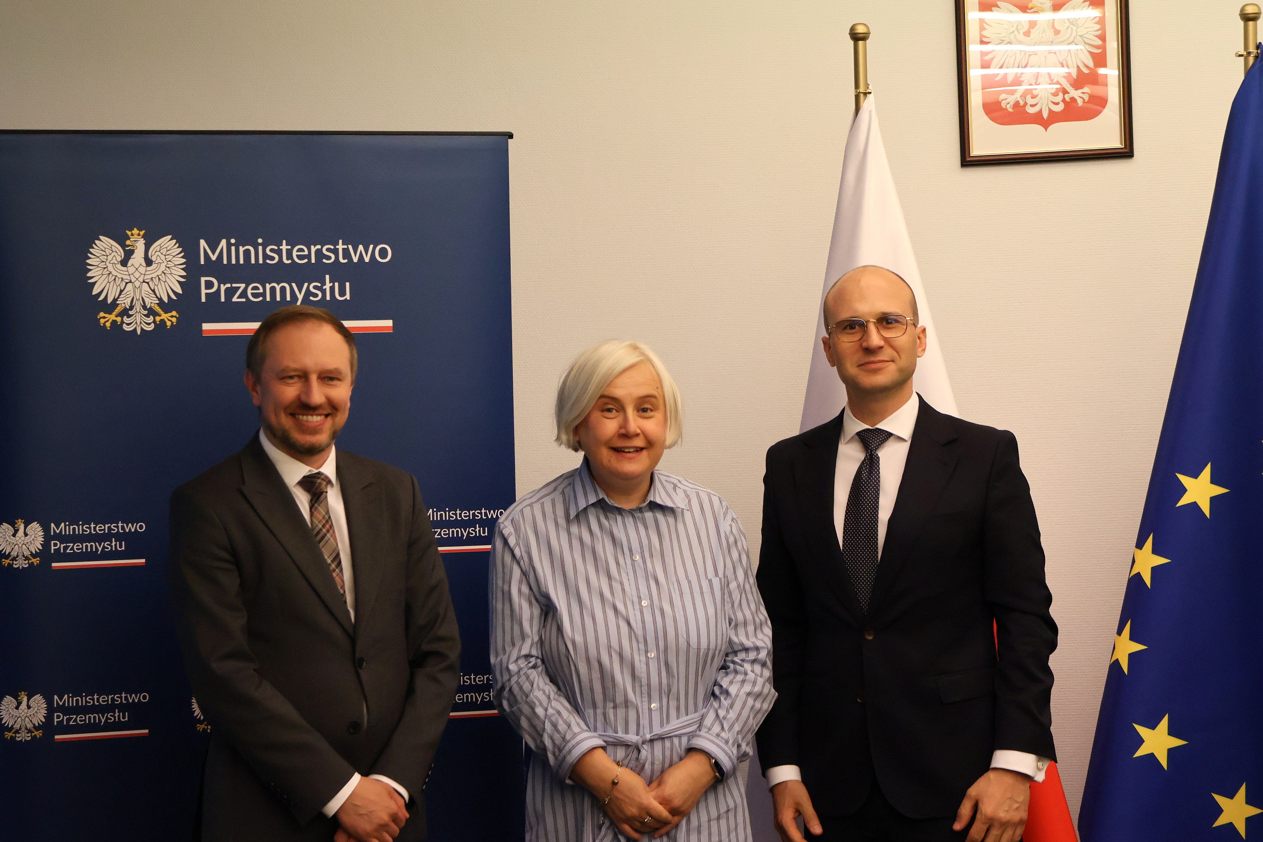 Da esquerda para a direita: Wojciech Wrochna - Secretário de Estado, Plenipotenciário do Governo para Infraestrutura Energética Estratégica, Marzena Czarnecka - Ministra da Indústria, e Prof. Jakub Kupecki, foto: Ministério da Indústria