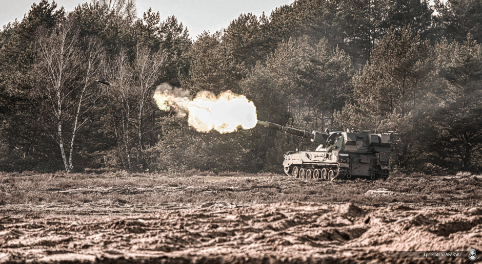 Samobieżna haubica Krab kalibru 155 mm prowadzi ogień na poligonie Fot. plut. Piotr Szafarski/16 DZ / ZOOM MON / CC0 (Public domain/Domena publiczna)