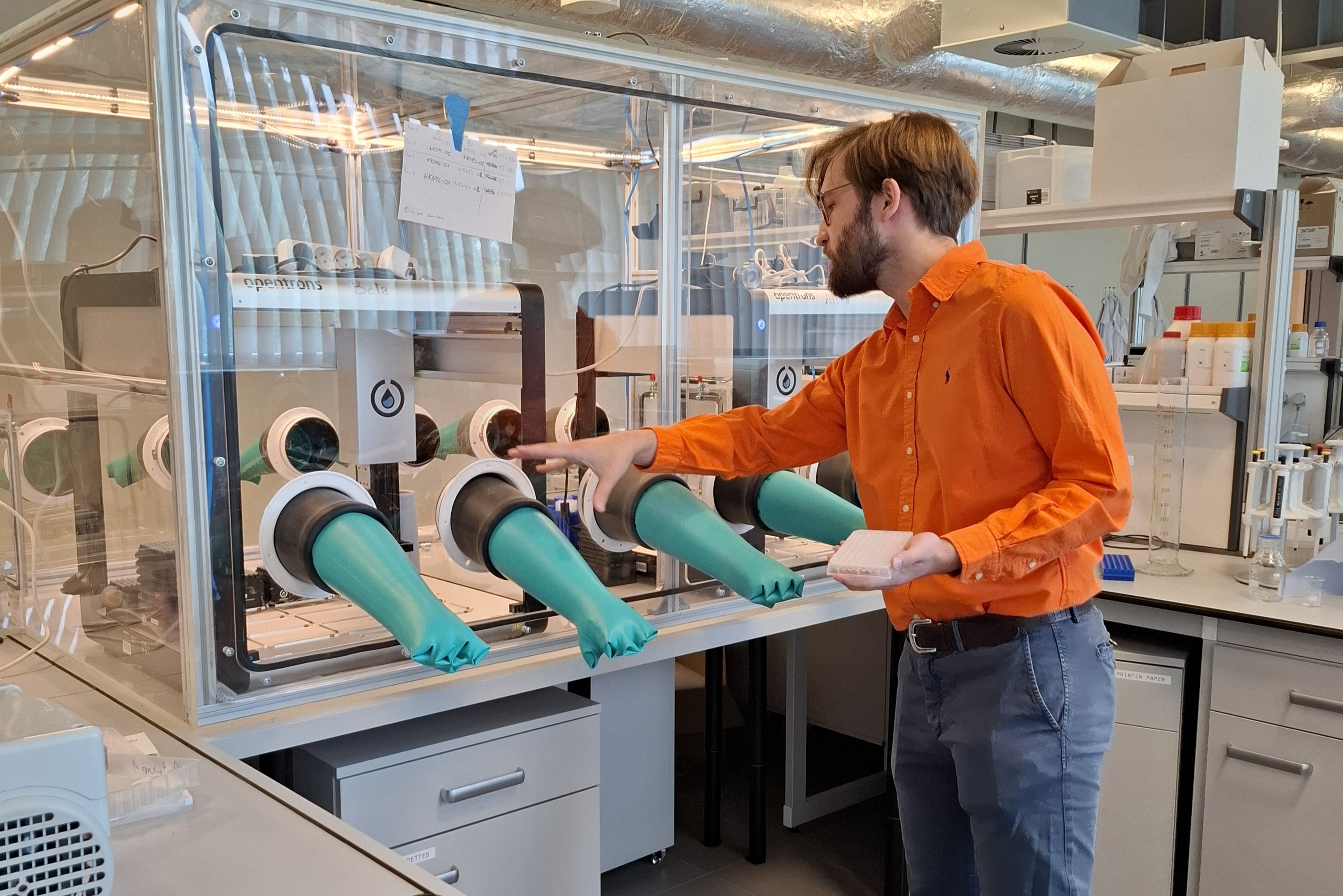 Piotr Byrski è il co-fondatore di Molecule.one. Ci mostra la glovebox, utilizzata per condurre, tra le altre cose, reazioni anaerobiche.