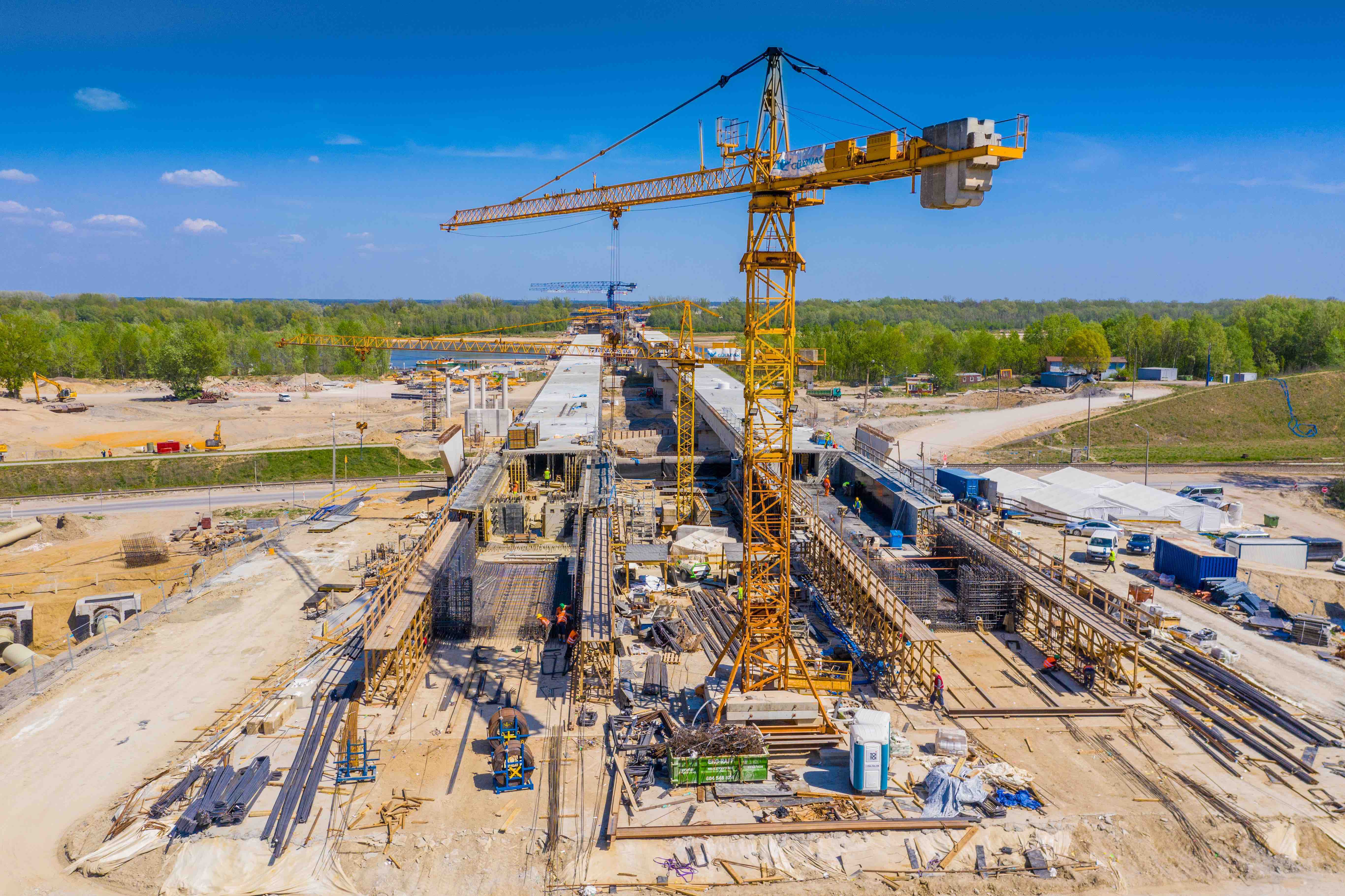 Against the backdrop of the closing highway and expressway network, the underfunding of local government roads is clearly visible. Photo: Shutterstock/netsay