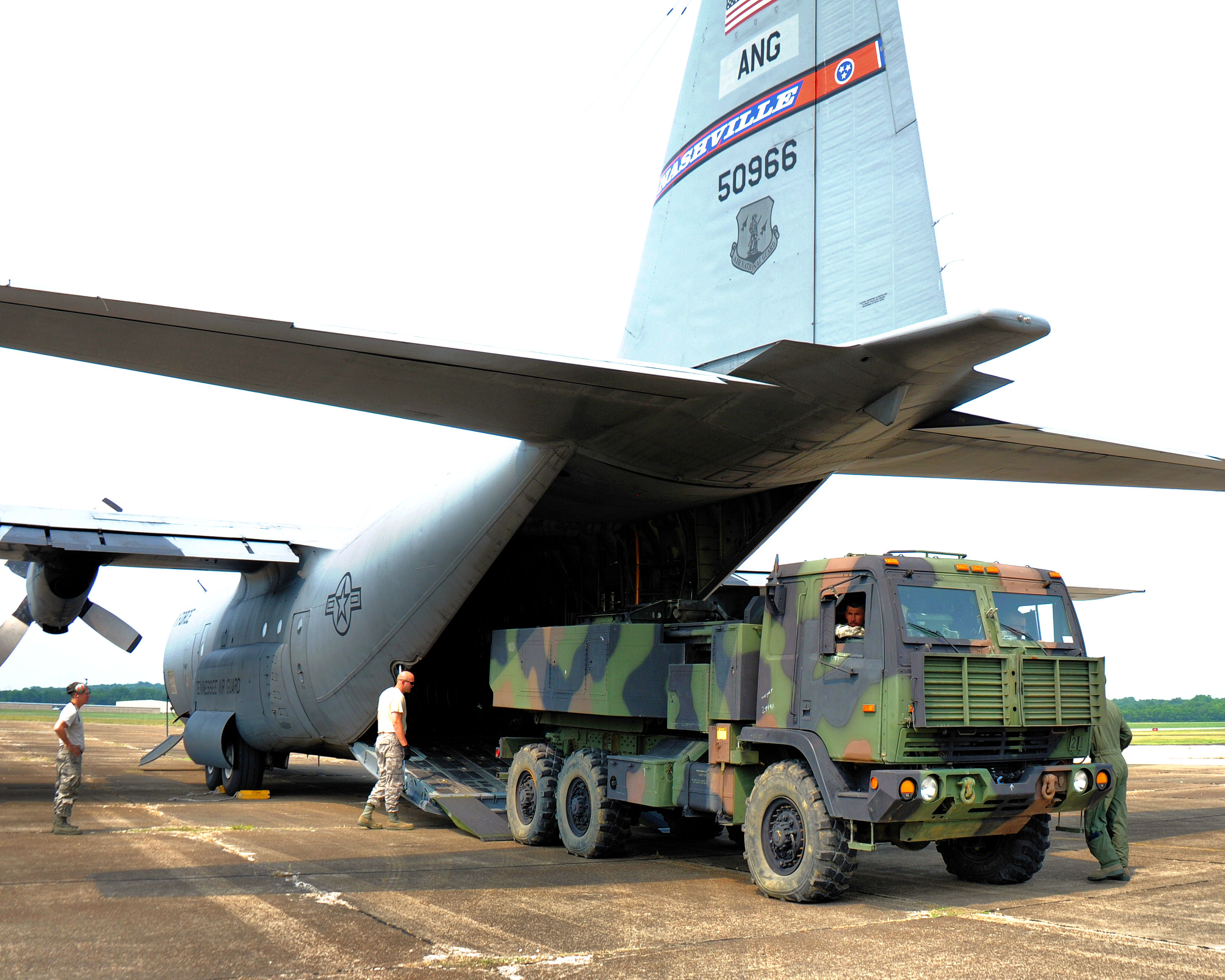 Un M142 non corazzato esce dalla stiva di carico di un aereo Lockheed C-130 Hercules, foto: United States Air Force