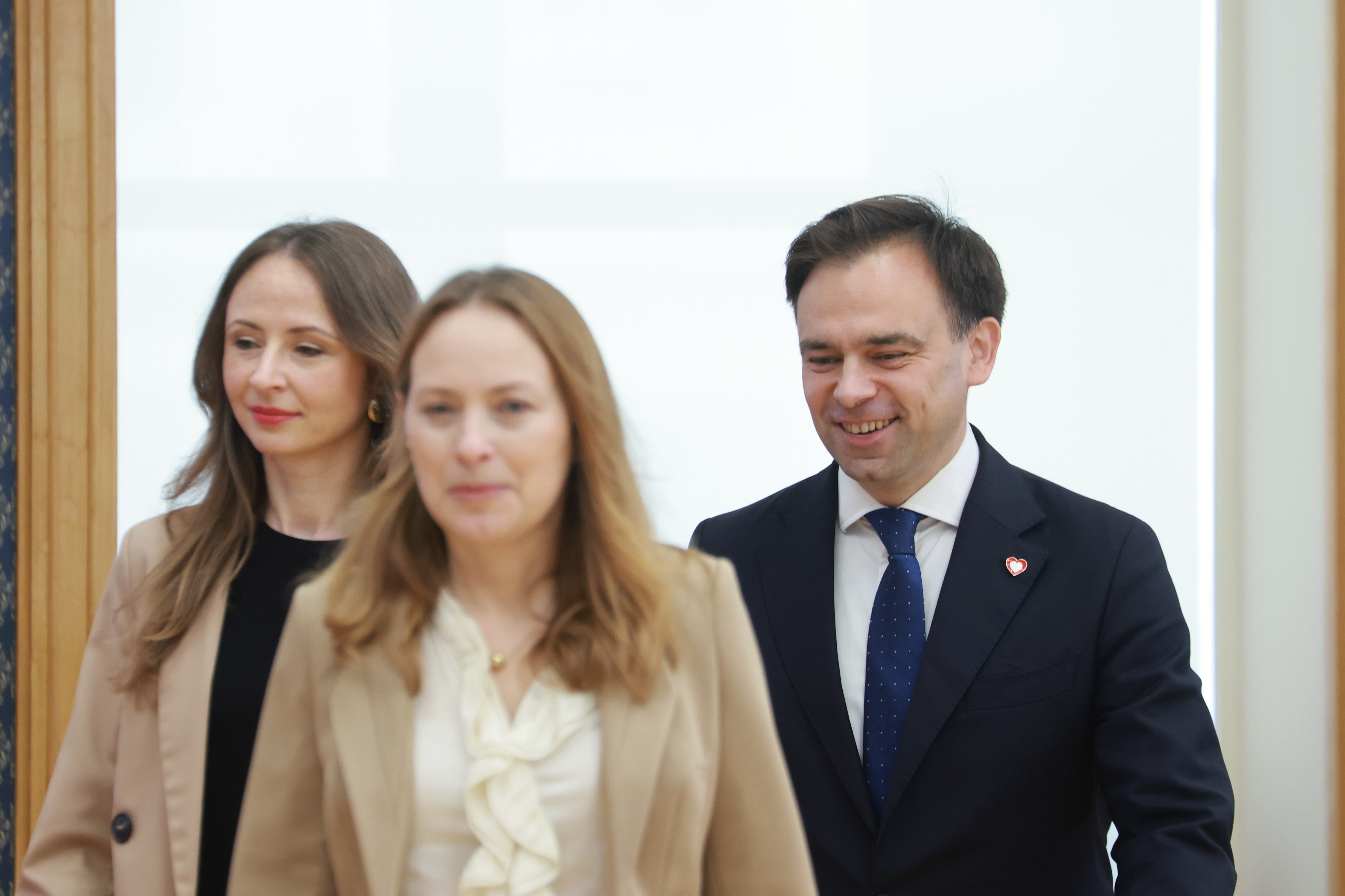 Il ministro delle Finanze e dell'Economia Andrzej Domański accompagnato dai suoi colleghi di governo. Foto.
