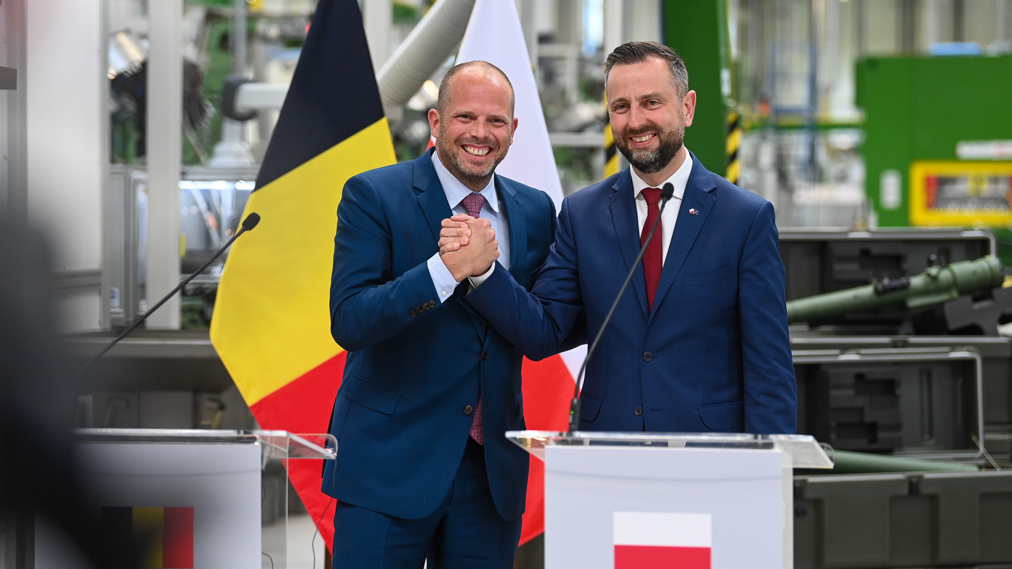 Il vice primo ministro, il ministro della Difesa nazionale Władysław Kosiniak-Kamysz (a destra) e il ministro della Difesa belga nello stabilimento di Mesko il 12 maggio 2025. Foto: Sergeant Wojciech Król/MON