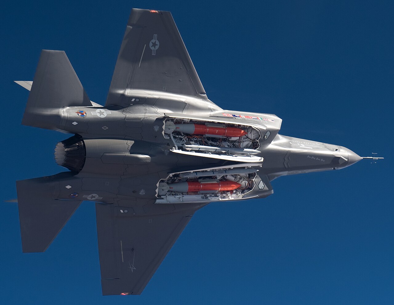 A Polônia adquiriu 32 aeronaves F-35A. Especialistas indicam que aeronaves muito maiores são necessárias (Foto: Laboratório Nacional de Los Alamos / https://en.wikipedia.org/wiki/Lockheed_Martin_F-35_Lightning_II#/media/File:F-35A_with_2_B61-12_bombs.jpg / CC0 (domínio público)