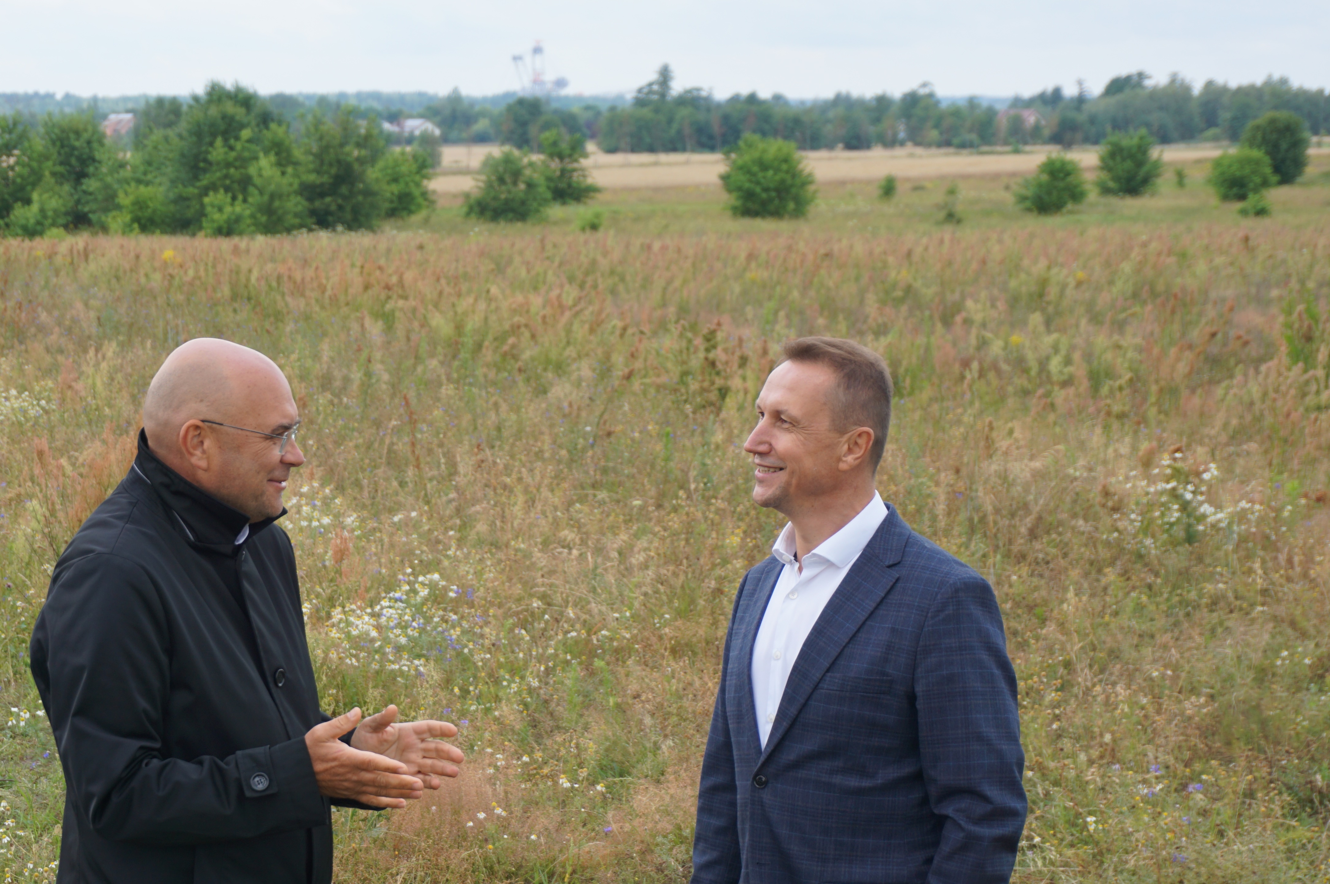 Pour l'instant (de gauche à droite), Albert Gryszczuk et Piotr Kołba planifient le projet. La mise en œuvre devra attendre l'année prochaine. Une pelleteuse de Bełchatów est en vue. Photo : Piotr Myszor / PTWP