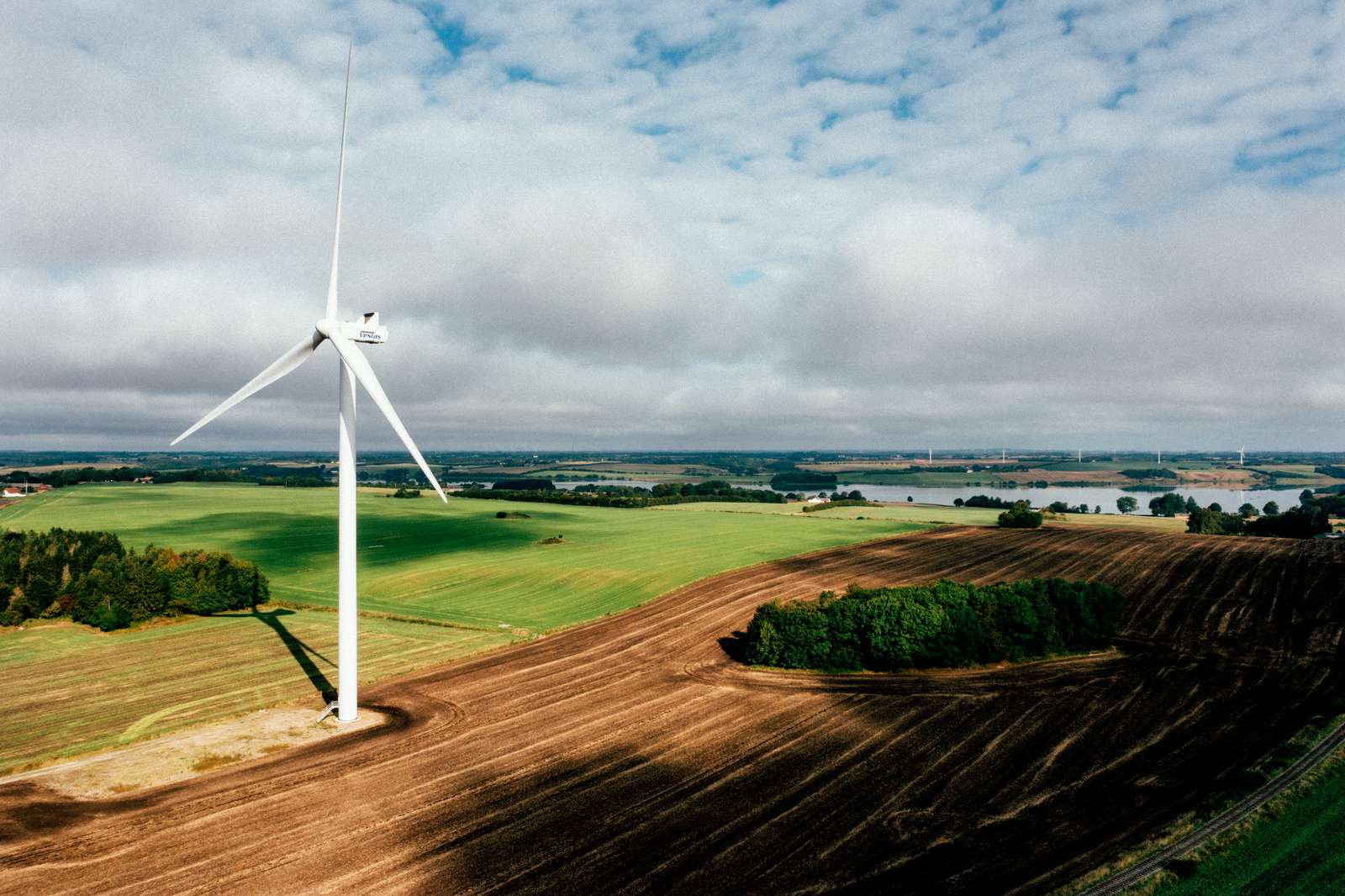 Na Polónia, no final de junho de 2025, segundo dados da ARE, a capacidade instalada de parques eólicos onshore era de 10,35 GW