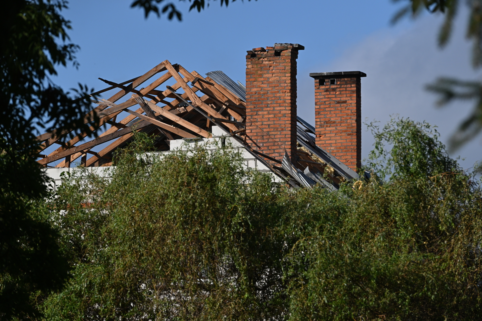 O telhado de um prédio residencial destruído por um drone na vila de Wyryki, perto de Włodawa, na voivodia de Lublin, em 10 de setembro de 2025. Foto: Wojtek Jargiło / PAP