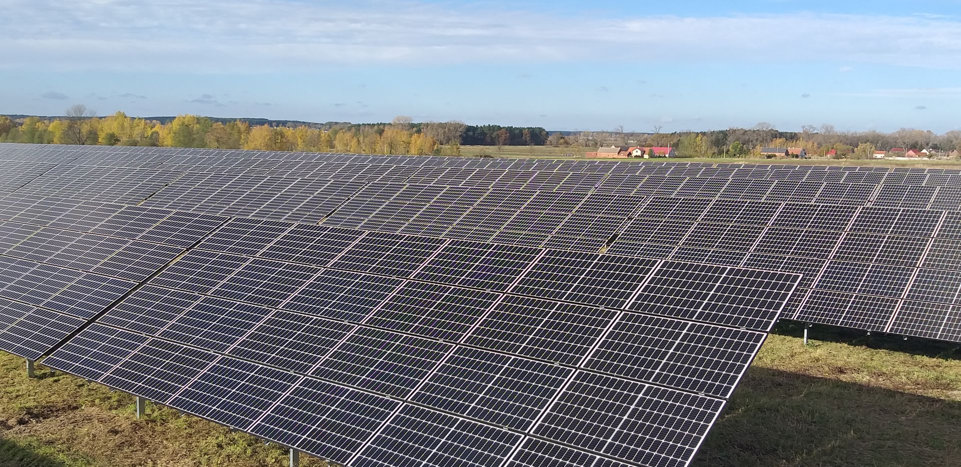 Grzegorz Kinelski wijst erop dat de prijzen op de spotmarkt, tijdens periodes met een hoog aanbod van energie uit hernieuwbare bronnen, met name uit zonne-energie, laag zijn, zelfs negatief, en in de avonduren stijgen (Foto: Persmateriaal / PGE)