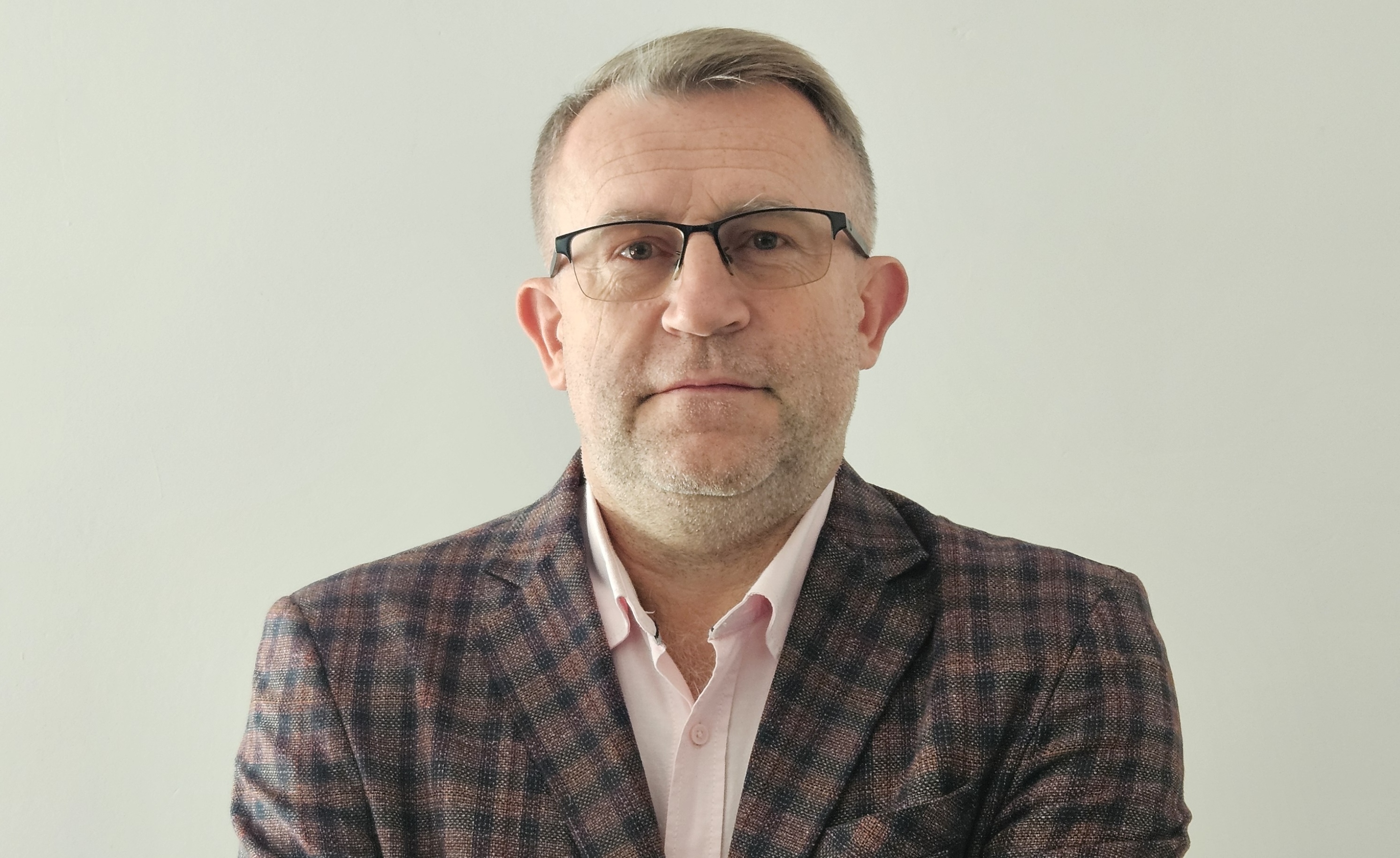 - Novas gigafábricas de inteligência artificial podem ajudar especialmente empresas menores que não possuem equipes de TI próprias, grandes e robustas - ressalta Roch Jasiaczek. Foto: materiais de imprensa, Kęty