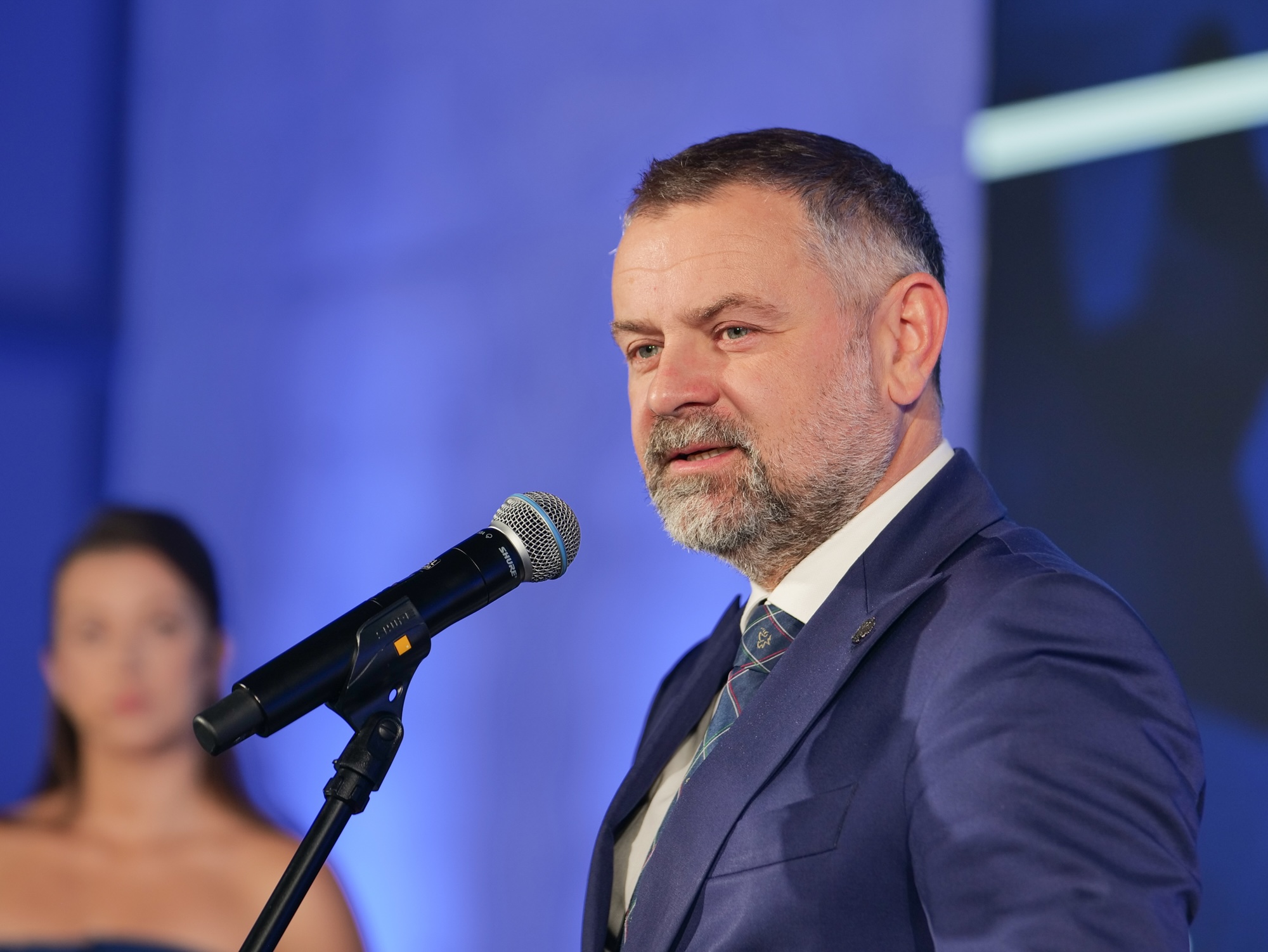 Grzegorz Wrona, vice-ministre des Biens de l'État, a présenté les piliers de la politique économique actuelle du pays en matière d'investissement et de production. Photo : PTWP