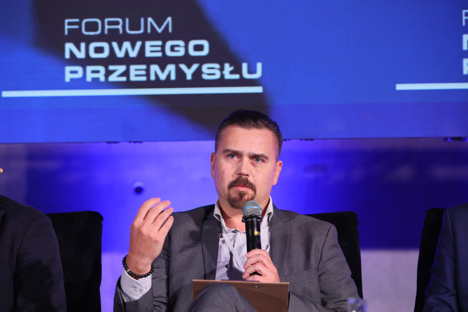 Andrzej Pirek z BSH przyznał, że dzięki wykorzystaniu technologii VR pracownicy mogą testować swoje stanowiska w wirtualnej przestrzeni jeszcze przed uruchomieniem linii produkcyjnej. Fot: PTWP