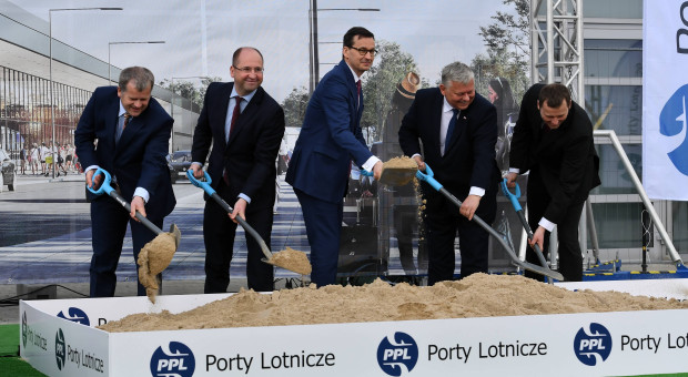 To oni odpowiadali za budowę lotniska w Radomiu. Teraz tłumaczą, skąd wzięła się szkoda