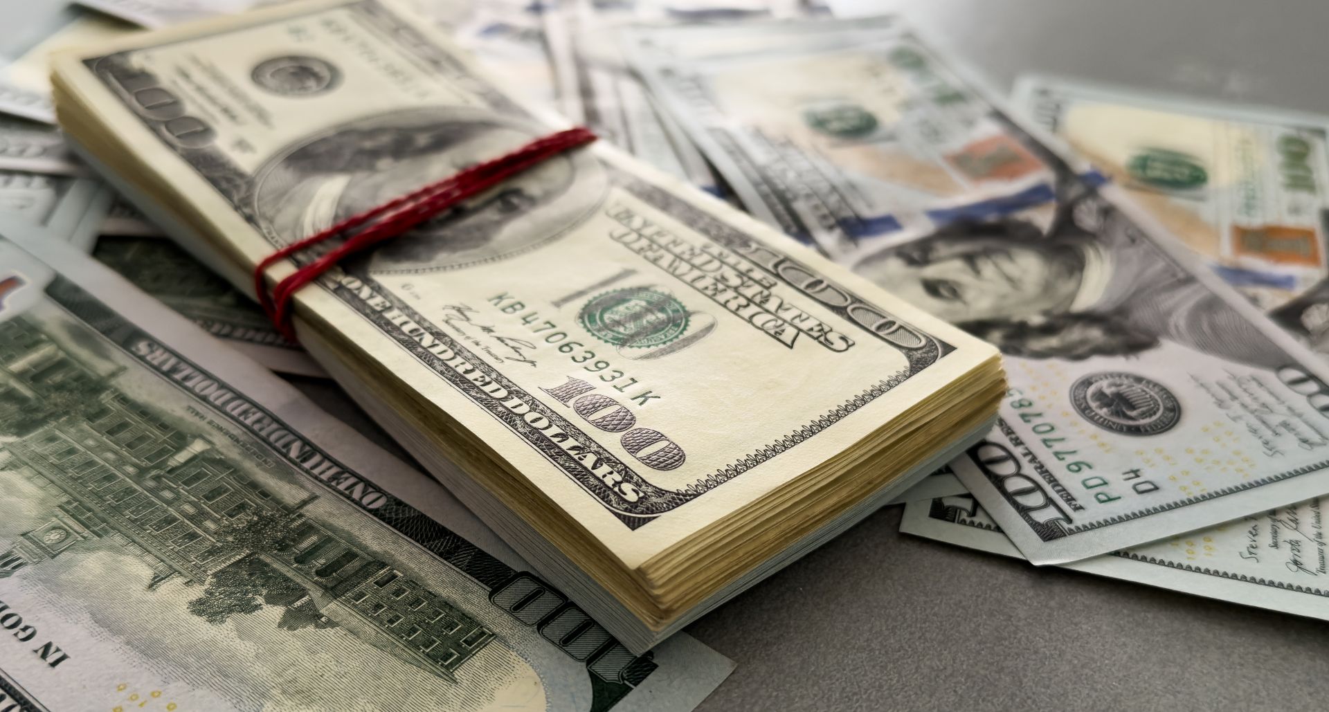 Llevamos a cabo una simulación con el profesor Jan Hagemejer de CASE y la Universidad de Varsovia, basada en los resultados de septiembre (es decir, los niveles arancelarios anunciados en ese momento – ed.), y calculamos que, a corto plazo, la variación de las exportaciones a Estados Unidos desde los países sujetos a aranceles es pequeña, pero a largo plazo se observa un claro descenso, informa el profesor Michałek. Foto: Andrew Angelov / Shutterstock