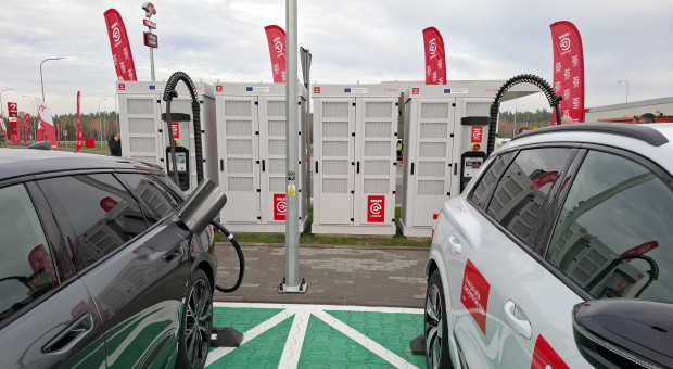 Ładowanie elektryka krótkie jak tankowanie? Orlen otwiera pierwszą taką instalację