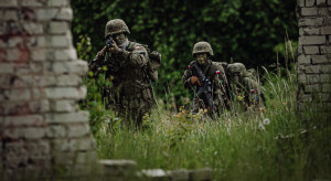 Francja idzie tropem Polski i sięga po ochotników. U nas mówi się o losowaniu poborowych