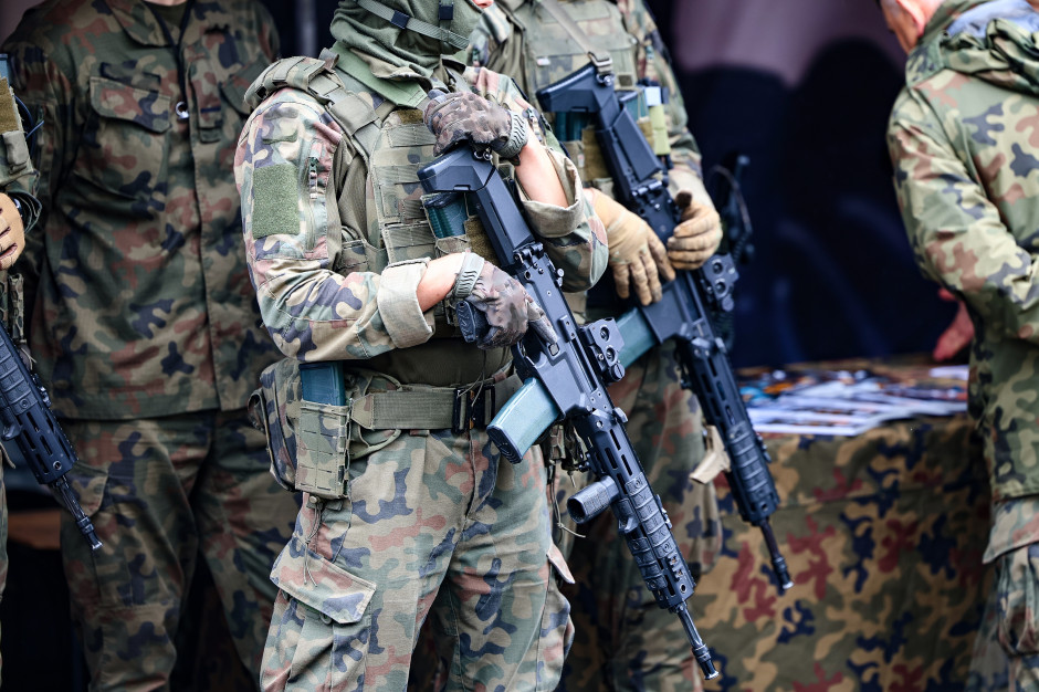 Karabinki Grot w rękach żołnierzy Wojska Polskiego. Fot. FotoDax / Shutterstock