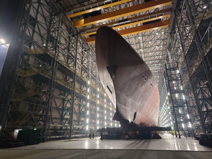 Sekcja dziobowa przyszłego ORP Wicher na początku grudnia 2025 r. została przetransportowana do hali w PGZ Stoczni Wojennej Fot. Materiały prasowe / PGZ Stocznia Wojenna