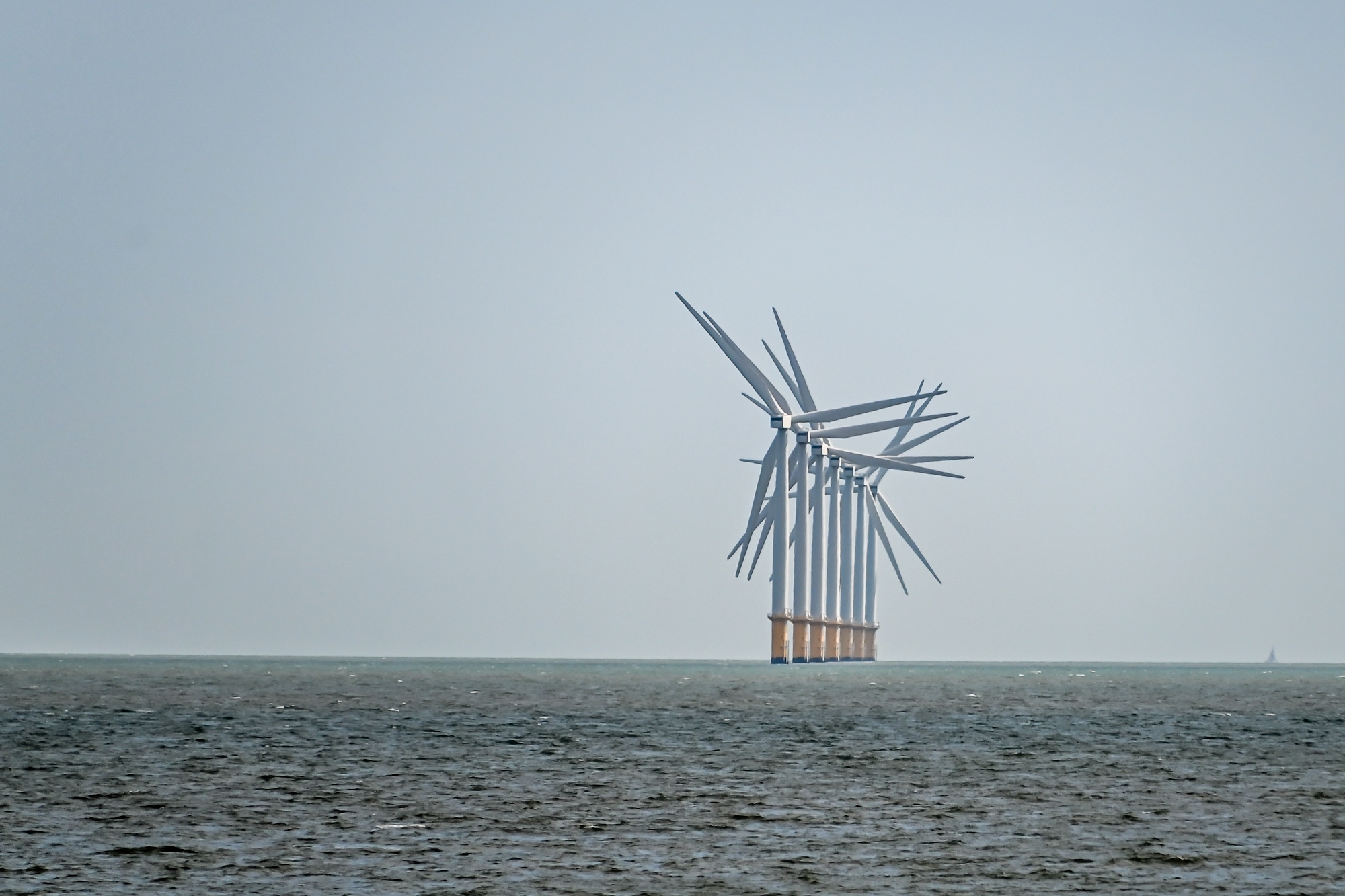 W tym roku ma ruszyć pierwsza polska morska farma wiatrowa o mocy 1,2 GW, czyli Baltic Power, co można porównać do około 2,5 GW mocy wiatrowych na lądzie.  Fot: Abdul_Shakoor / Shutterstock