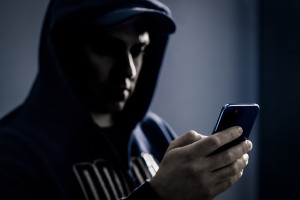 Fałszywe pisma i oszustwo "na policjanta". Do gry wkracza AI