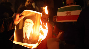 Iran płonie. Fala protestów wzbiera. "Jesteśmy gotowi na wojnę"