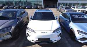 Służby analizują, MON szykuje ograniczenia, a sprzedaż chińskich aut rośnie lawinowo