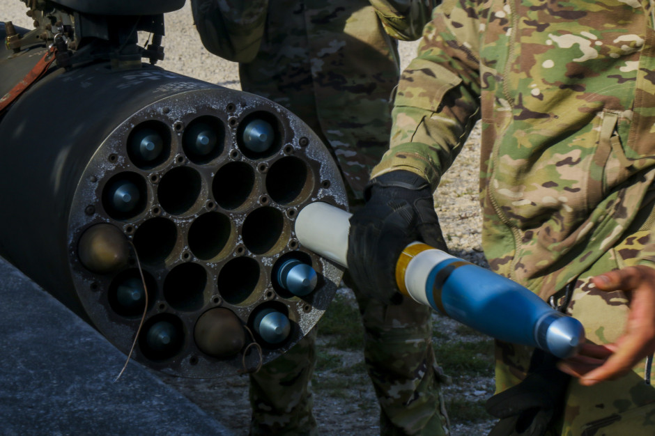 Załadunek pocisków APKWS do wyrzutni lotniczej. Fot: Cpl. Jesus Menchaca / DVIDSHUB / CC0 (Public domain/Domena publiczna)