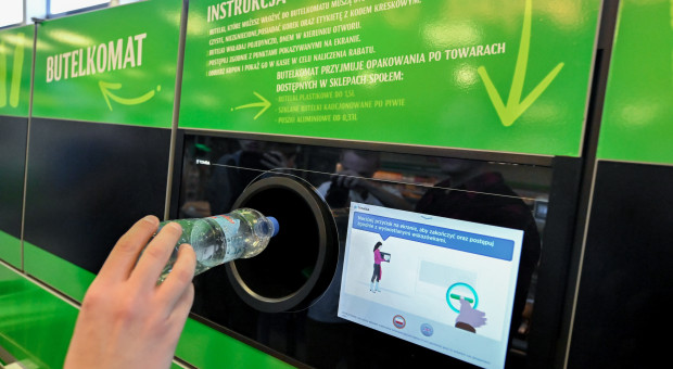 Oszustwa, awarie i woda w kartonie. Tak działa system kaucyjny w Polsce