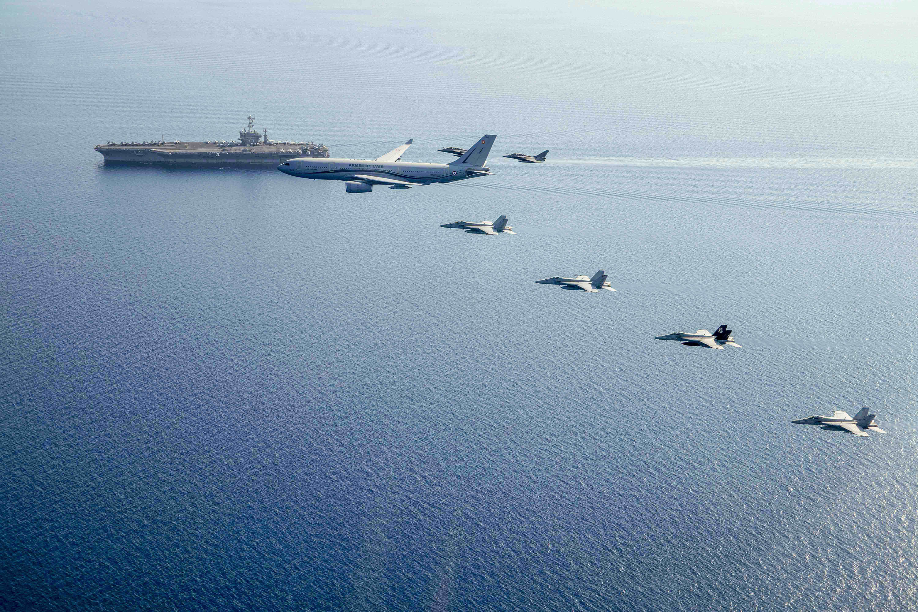 Francuski Airbus A330 MRTT w towarzystwie amerykańskich samolotów F-18 w przelocie nad lotniskowcem USS Harry Truman. Fot: Petty Officer 1st Class Justin Wolpert / DVIDSHUB / CC0 (Public domain/Domena publiczna)