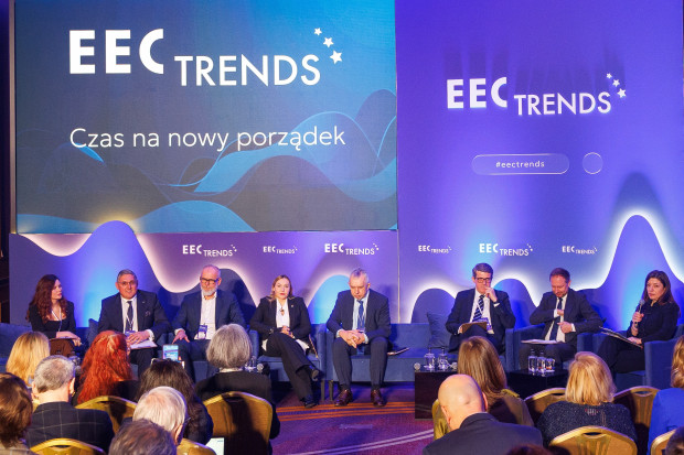 Rozmowy w ramach panelu pt. Energia, transformacja, gospodarka podczas EEC Trends 2026. Wśród rozmówców była prezes URE Renata Mroczek. Fot. PTWP