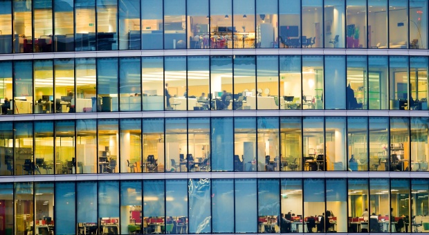 Zaskakujący zwrot. Firmy zwalniały przez AI, a teraz znów szukają pracowników