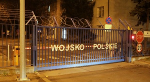 Wojsko i policja zakazują wjazdu na swoje parkingi chińskimi autami – ustaliła „Rzeczpospolita”