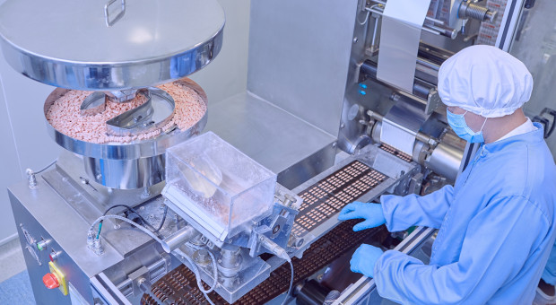 Czeka nas zalew chińskich leków. Już teraz mamy "chorobliwą zależność"