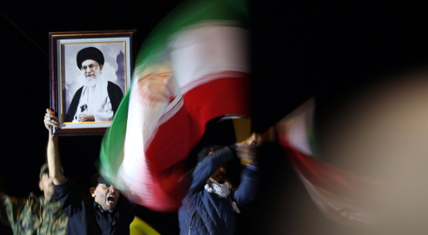 Przywódca Iranu ajatollah Ali Chamenei nie żyje. Trump zapowiada kontynuację "ciężkich bombardowań"
