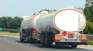 Napięta sytuacja na rynku paliw. Rząd wydłuża pracę kierowców cystern