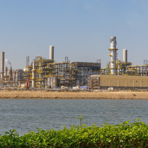 Kolejna firma energetyczna ogłasza siłę wyższą po ataku na rafinerię. Co z dostawami paliw?