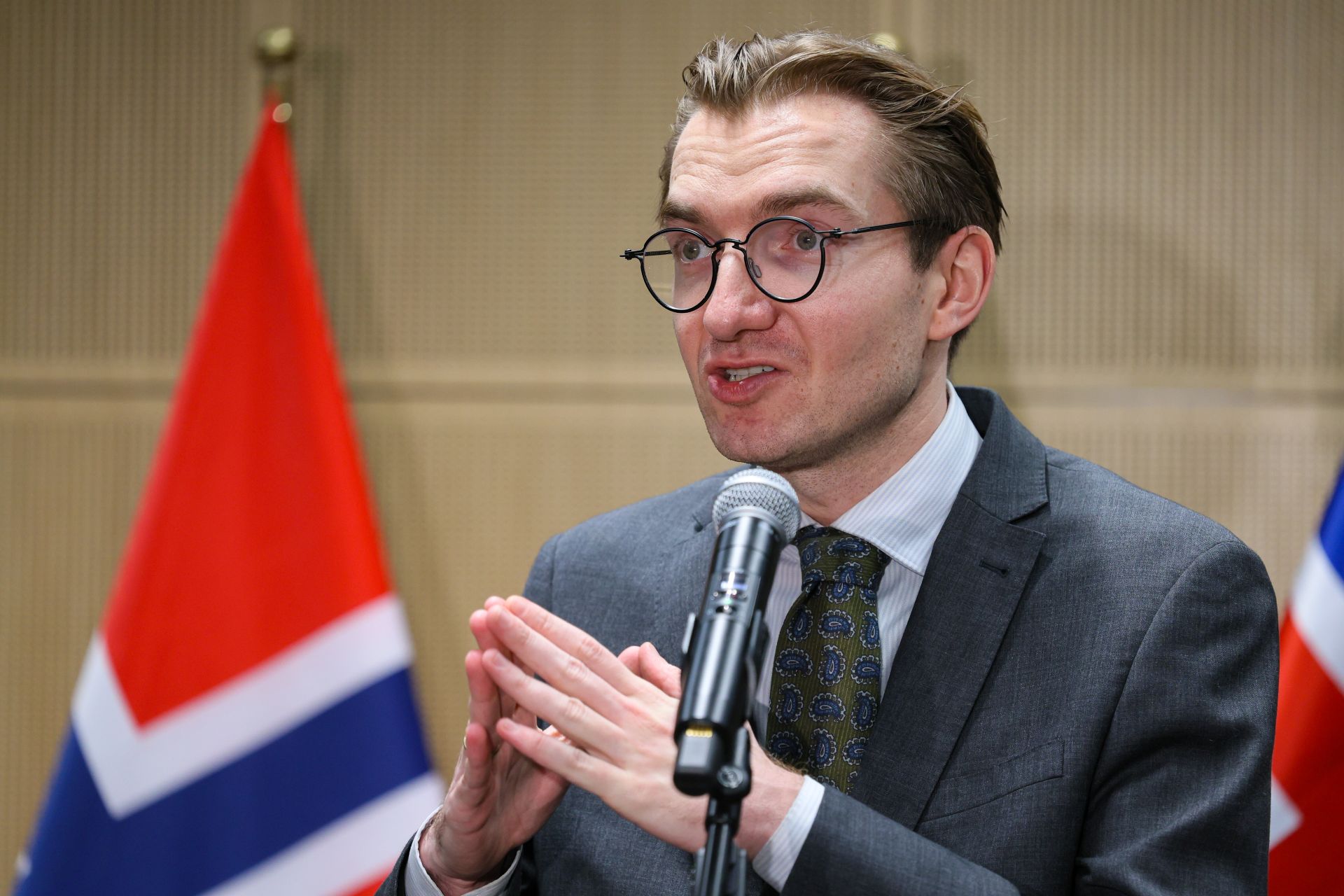 W jednym z wywiadów prasowych wiceminister funduszy Jan Szyszko stwierdził, że „rząd stoi przed koniecznością znalezienia dodatkowych środków, aby program mógł funkcjonować bez obciążenia budżetu państwa” oraz że trudności z certyfikacją w Komisji Europejskiej mogą wymusić zwrot części środków unijnych. Fot: Rafał Guz / PAP