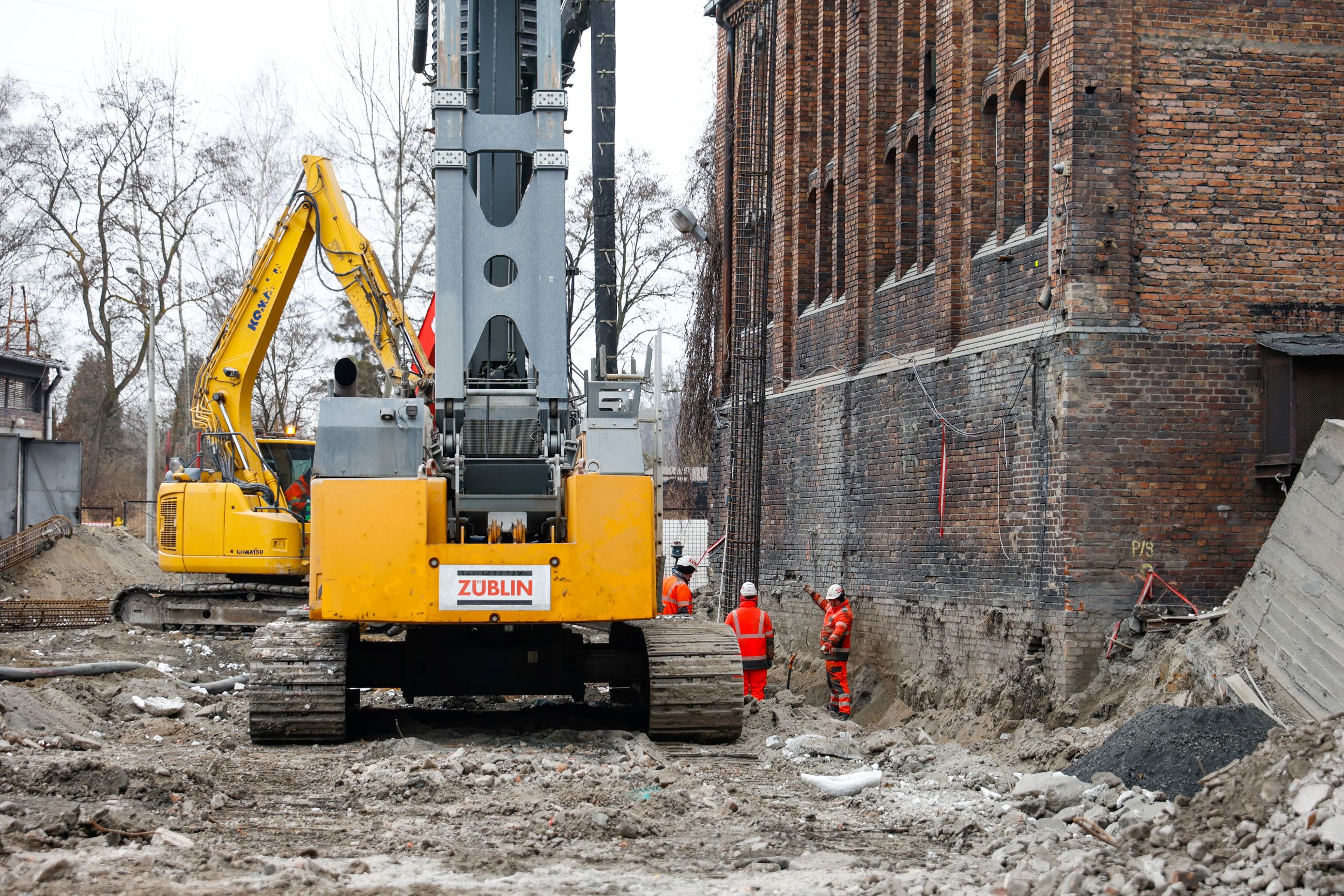 Na terenie przyszłego hubu obecnie realizowane są prace związane ze wzmacnianiem fundamentów istniejących obiektów. Fot. Materiały prasowe / Urząd Miasta Katowice / KAW