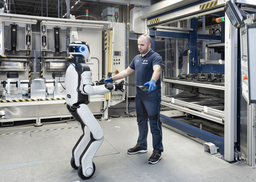 Jedną z przyczyn tworzenia robotów humanoidalnych jest przeświadczenie, że z taką formą robota ludziom łatwiej będzie współpracować. Fot: Materiały prasowe / BMW