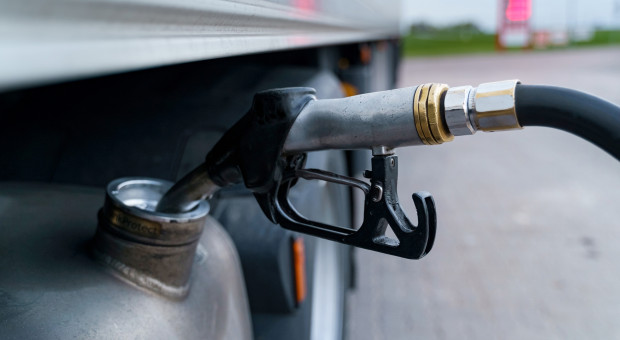 Politycy karmią nas fikcją. Za sztuczną obniżkę cen paliw i tak zapłacimy