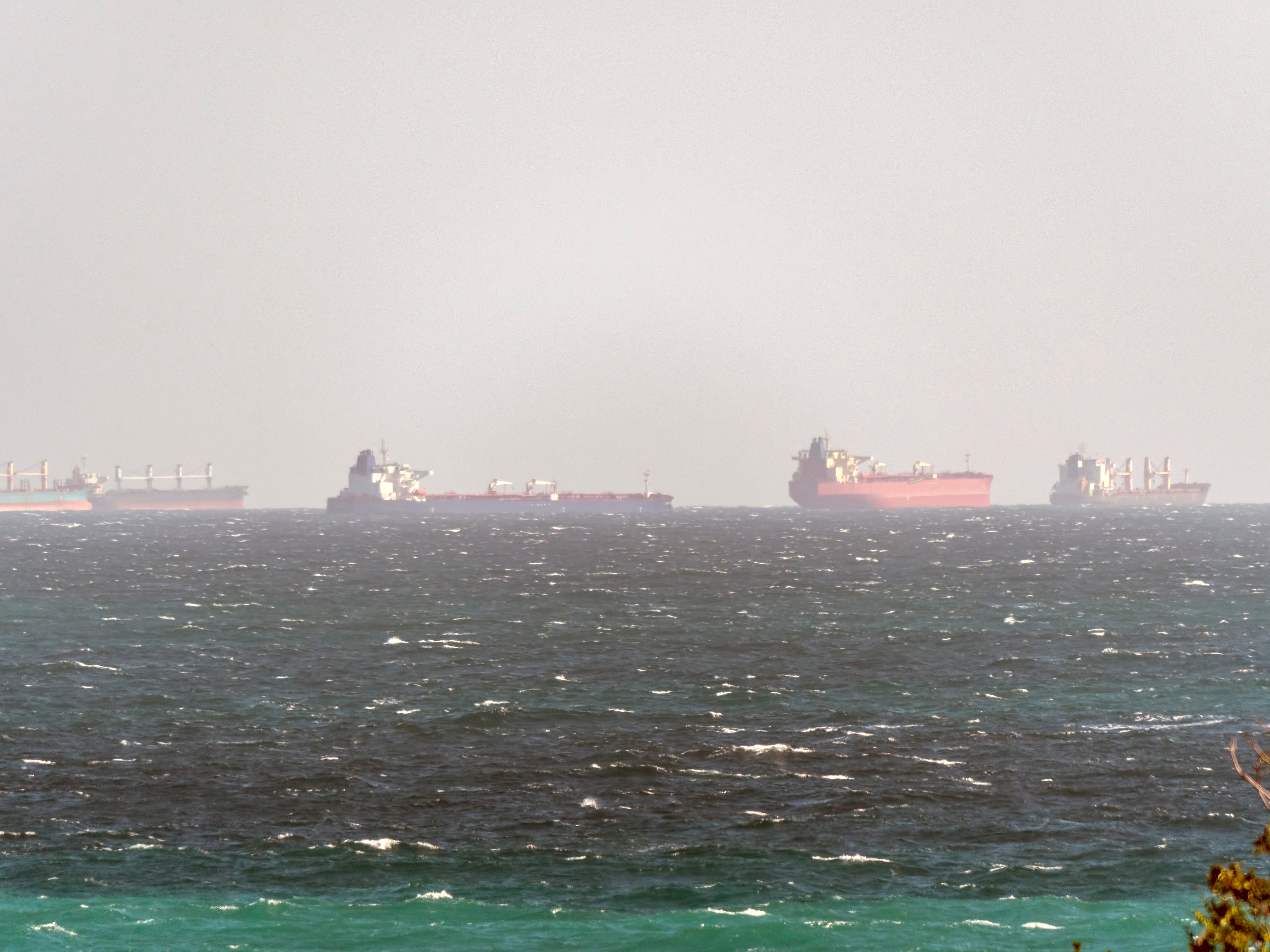 Niezależnie od sytuacji geopolitycznej pierwszy etap modernizacji EC Siekierki zakłada budowę gazowej kotłowni szczytowej, a dopiero drugi to budowa bloku parowo-gazowego - mówi Andrzej Gajewski ( na zdjęciu cieśnina Ormuz)  Fot: aarrows / Shutterstock