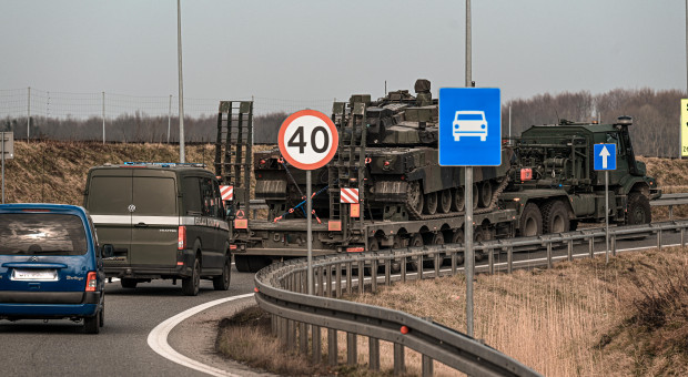 Kluczowe dla wojska drogi nie powstaną? Rząd tłumaczy się po alarmie opozycji