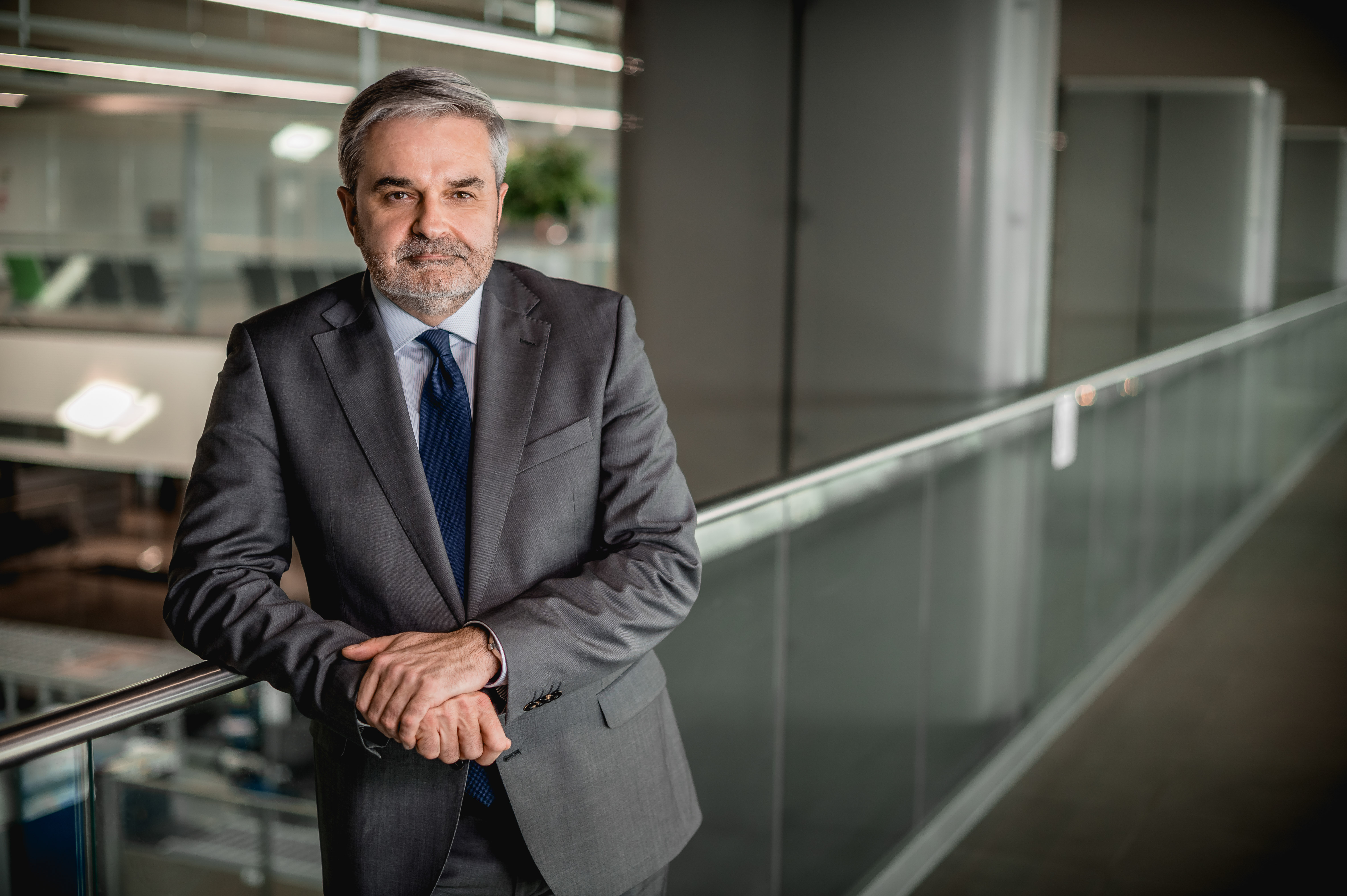 - Wejście na giełdę wymusza od spółek większą transparentność. A to, moim zdaniem, pomogłoby samorządom w nadzorze działalności należących do nich lotnisk regionalnych. Musimy rozpocząć branżową dyskusję w tym zakresie - mówi prezes Artur Tomasik z Katowice Airport. Fot: Materiały prasowe / GTL SA