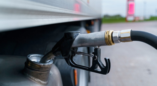 Tyle kierowcy zapłacą za paliwo po decyzji rządu. Znamy możliwy efekt zapowiedzi Tuska ws. "CPN"