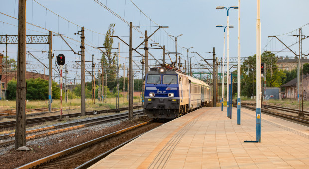 Kuszą pensją i masą dodatków. 8000 zł to dopiero początek