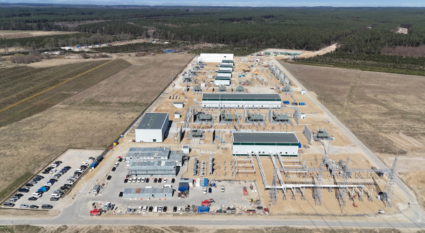 To do LST w Choczewie trafiać będzie energia elektryczna wyprodukowana przez morską farmę wiatrową Baltica 2. Po dotarciu z morskiej farmy do brzegu prąd o napięciu 275 kV zostanie 6-kilometrową ławą kablową przesłany do lądowej stacji transformatorowej. Tam zostanie zmieniony na 400 kV, a następnie przekazany do krajowej sieci poprzez pobliską stację PSE Choczewo. Fot: Materiały prasowe / PGE Baltica