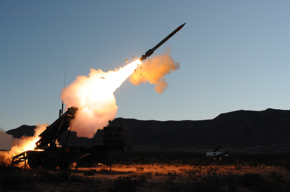 Pocisk PAC-3 MSE startujący z wyrzutni systemu obrony powietrznej Patriot Fot. Darrell Ames / DVIDSHUB / CC0 (Public domain/Domena publiczna)